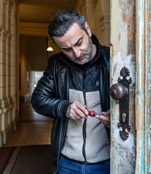 Mier Haimov – Ihr Schlüsseldienst in Wien, WKO-zertifizierter Meister bei der Arbeit